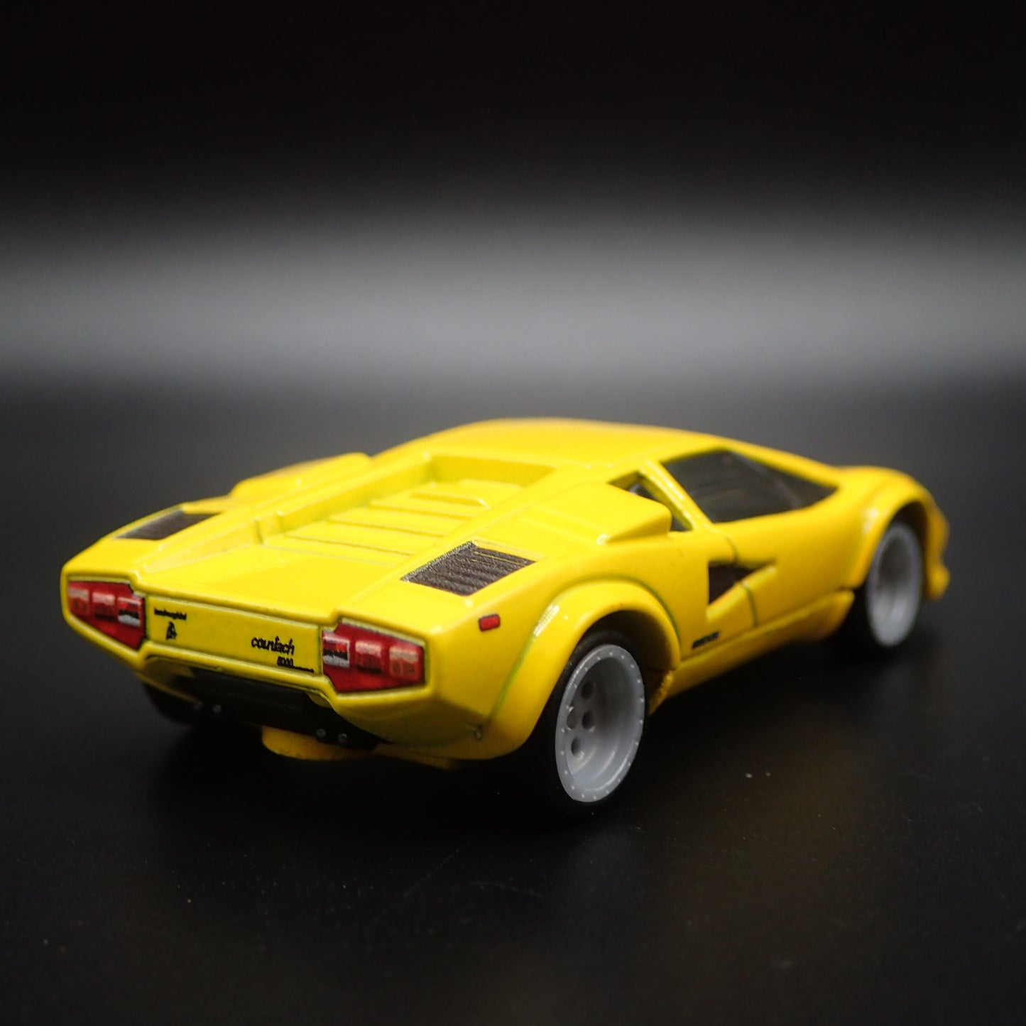 1974-1990 LAMBORGHINI COUNTACH LP 5000 QV 1:64 SCALE DIORAMA DIECAST MODEL CAR