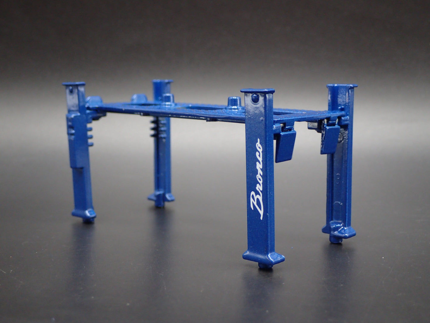 FORD BRONCO 1:64 SCALE AUTO SHOP MECHANIC GARAGE 4 POST LIFT DIECAST MODEL PROP