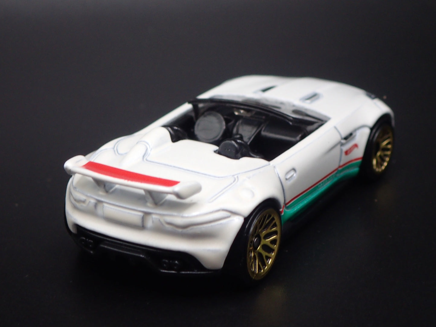 2015-2016 JAGUAR F-TYPE PROJECT 7 WHITE 1:64 SCALE DIORAMA DIECAST MODEL CAR