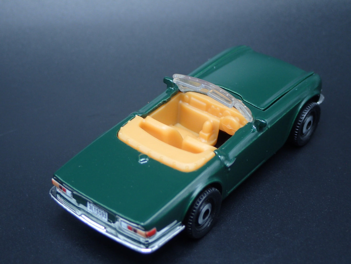 1968-1976 TRIUMPH TR6 CONVERTIBLE GREEN 1:64 SCALE DIORAMA DIECAST MODEL CAR