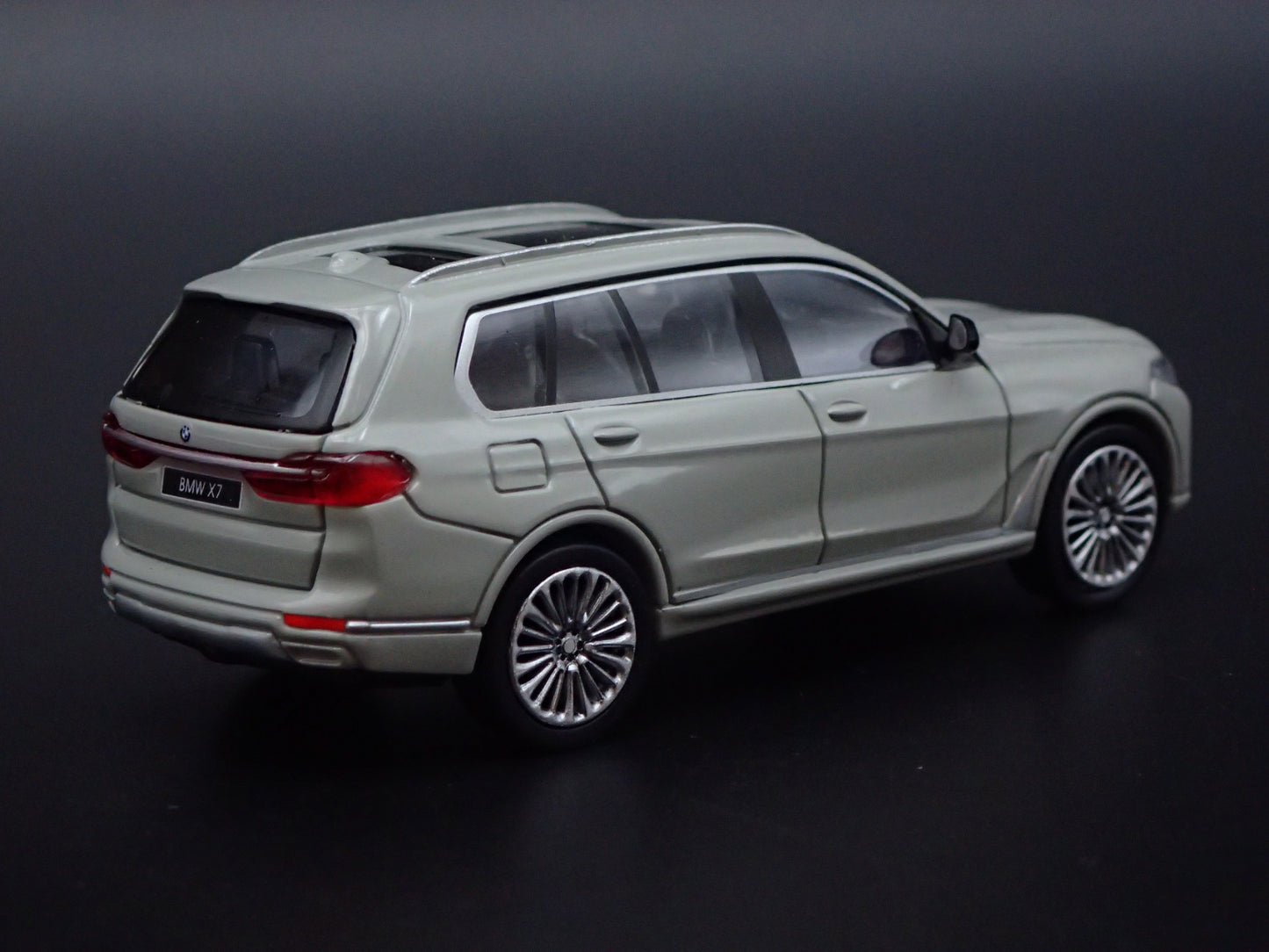 2019-2025 BMW X7 LUXURY SUV 1:64 SCALE COLLECTIBLE DIORAMA DIECAST MODEL CAR