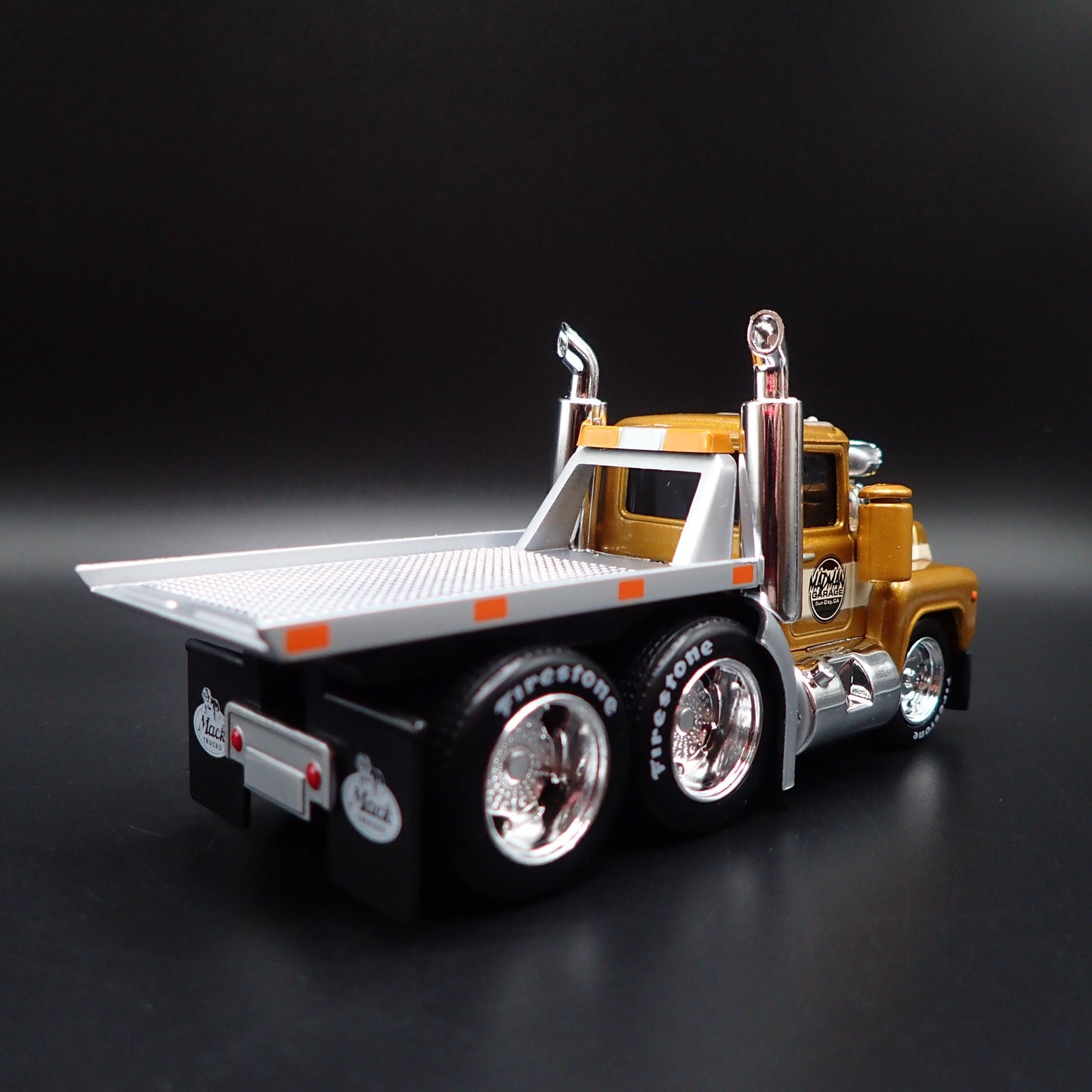 1980 80 MACK R685ST FLATBED TOW TRUCK 1:64 SCALE COLLECTIBLE DIECAST MODEL CAR