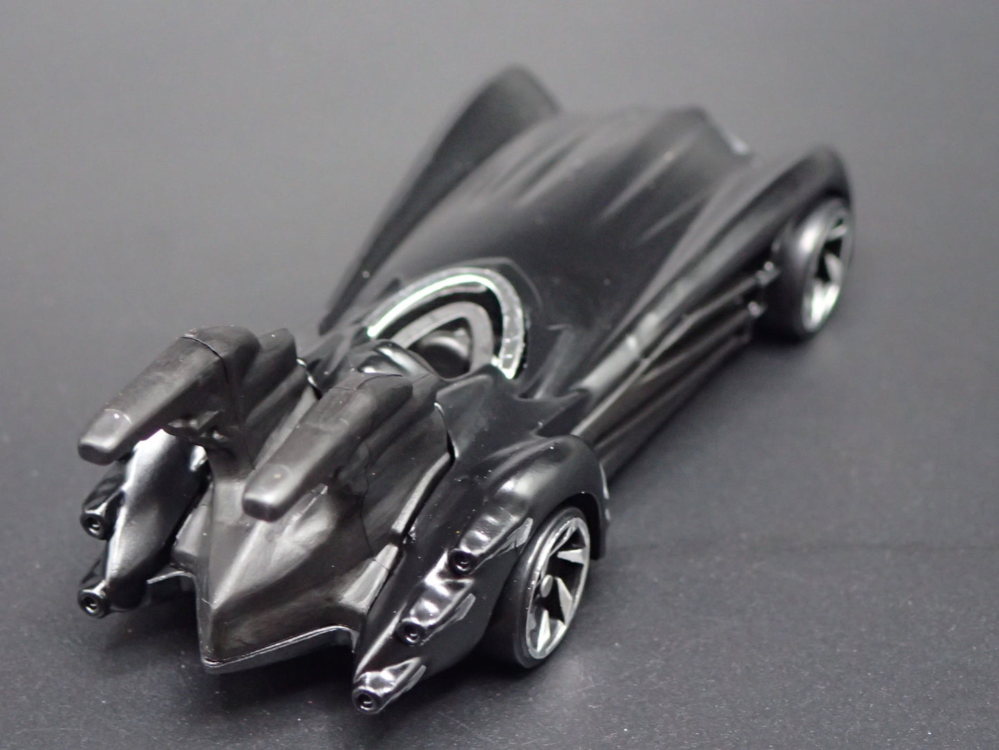 BATMAN THE BRAVE AND THE BOLD BATMOBILE 1:64 SCALE DIORAMA DIECAST MODEL CAR