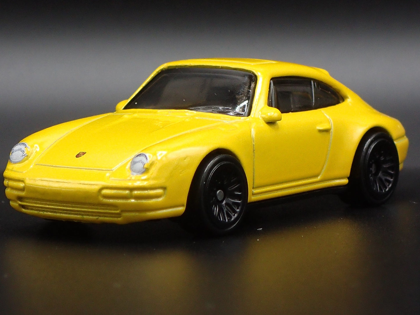 1994-1998 PORSCHE 911 CARRERA 993 YELLOW 1:64 SCALE DIORAMA DIECAST MODEL CAR