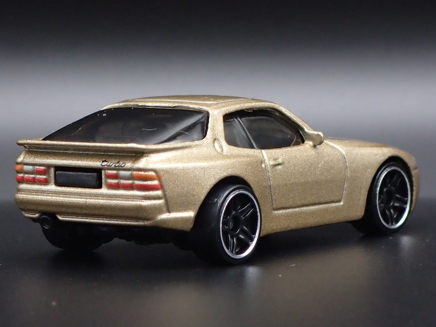 1982-1991 PORSCHE 944 TURBO 1:64 SCALE COLLECTIBLE DIORAMA DIECAST MODEL CAR