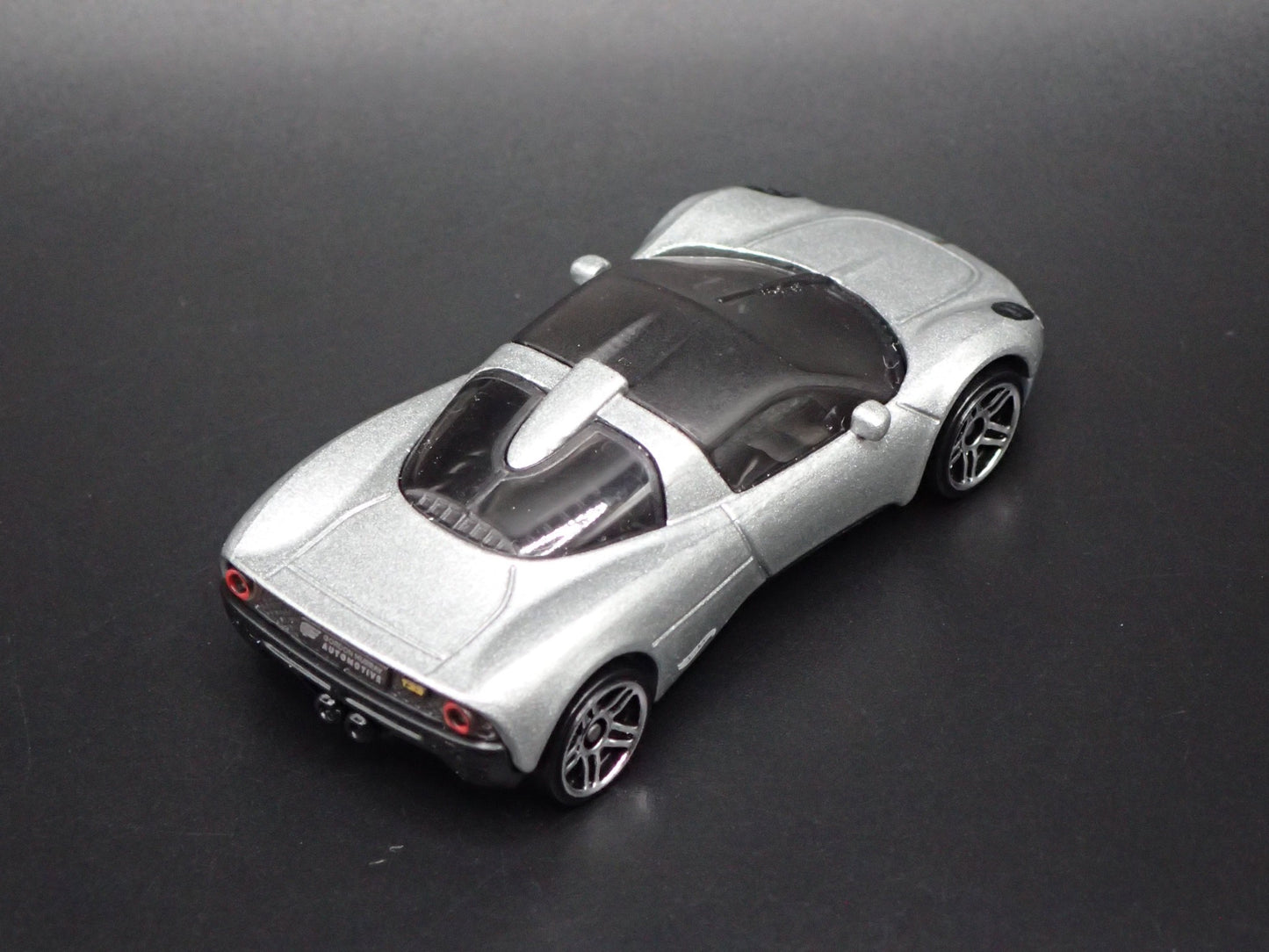 GORDON MURRAY AUTOMOTIVE T.33 SILVER 1:64 SCALE DIORAMA DIECAST MODEL CAR