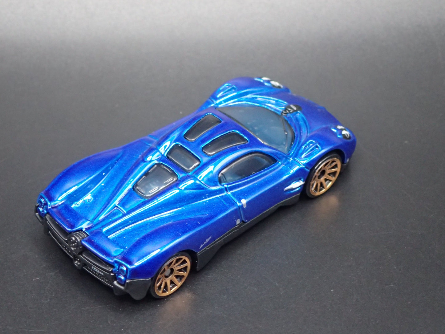 2022-2026 PAGANI UTOPIA SUPERCAR BLUE 1:64 SCALE DIORAMA DIECAST MODEL CAR