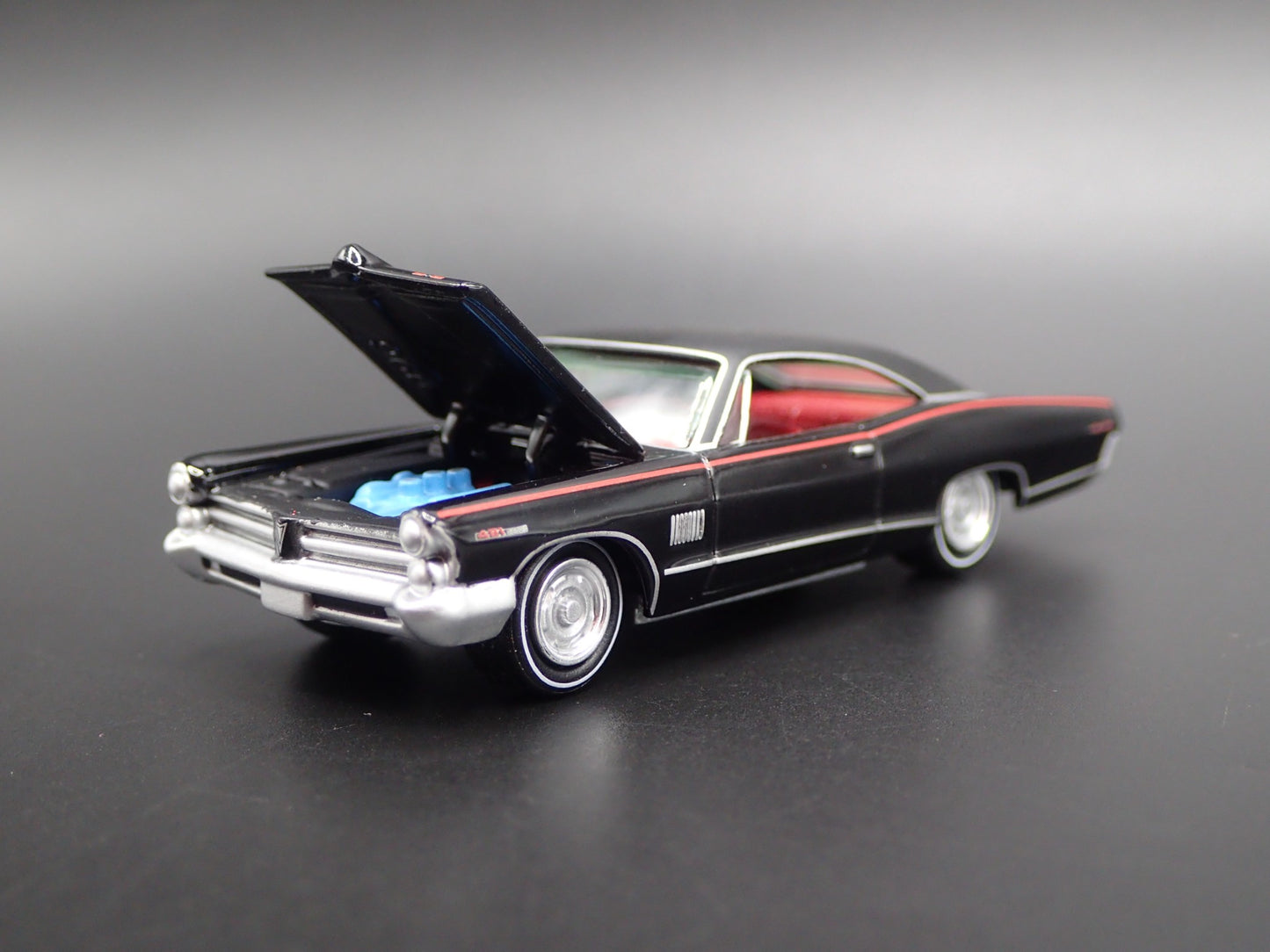 1965 65 PONTIAC CATALINA 2+2 1/64 SCALE COLLECTIBLE DIORAMA DIECAST MODEL CAR