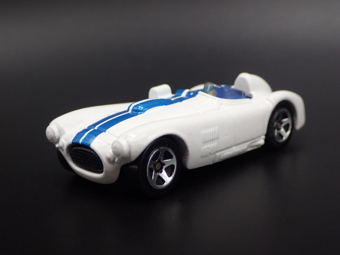 1952-1956 CUNNINGHAM C4R RACE CAR WHITE 1:64 SCALE DIORAMA DIECAST MODEL CAR