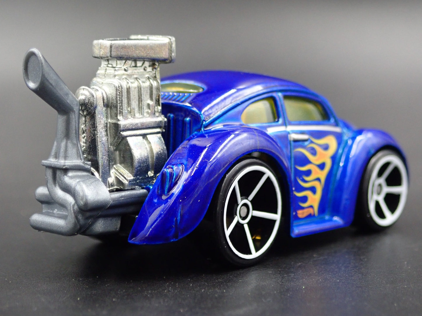 1960-1967 VW VOLKSWAGEN CLASSIC BEETLE BUG 1:64 SCALE DIORAMA DIECAST MODEL CAR