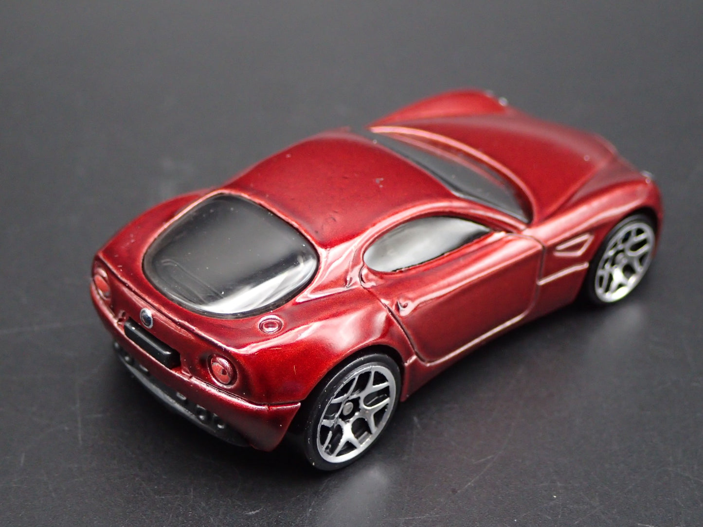 2007-2010 ALFA ROMEO 8C COMPETIZIONE RED 1:64 SCALE DIORAMA DIECAST MODEL CAR