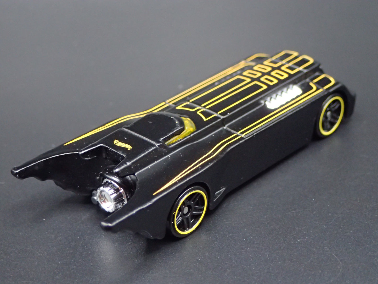 BATMAN THE ANIMATED SERIES BATMOBILE BLACK 1:64 SCALE DIORAMA DIECAST MODEL CAR