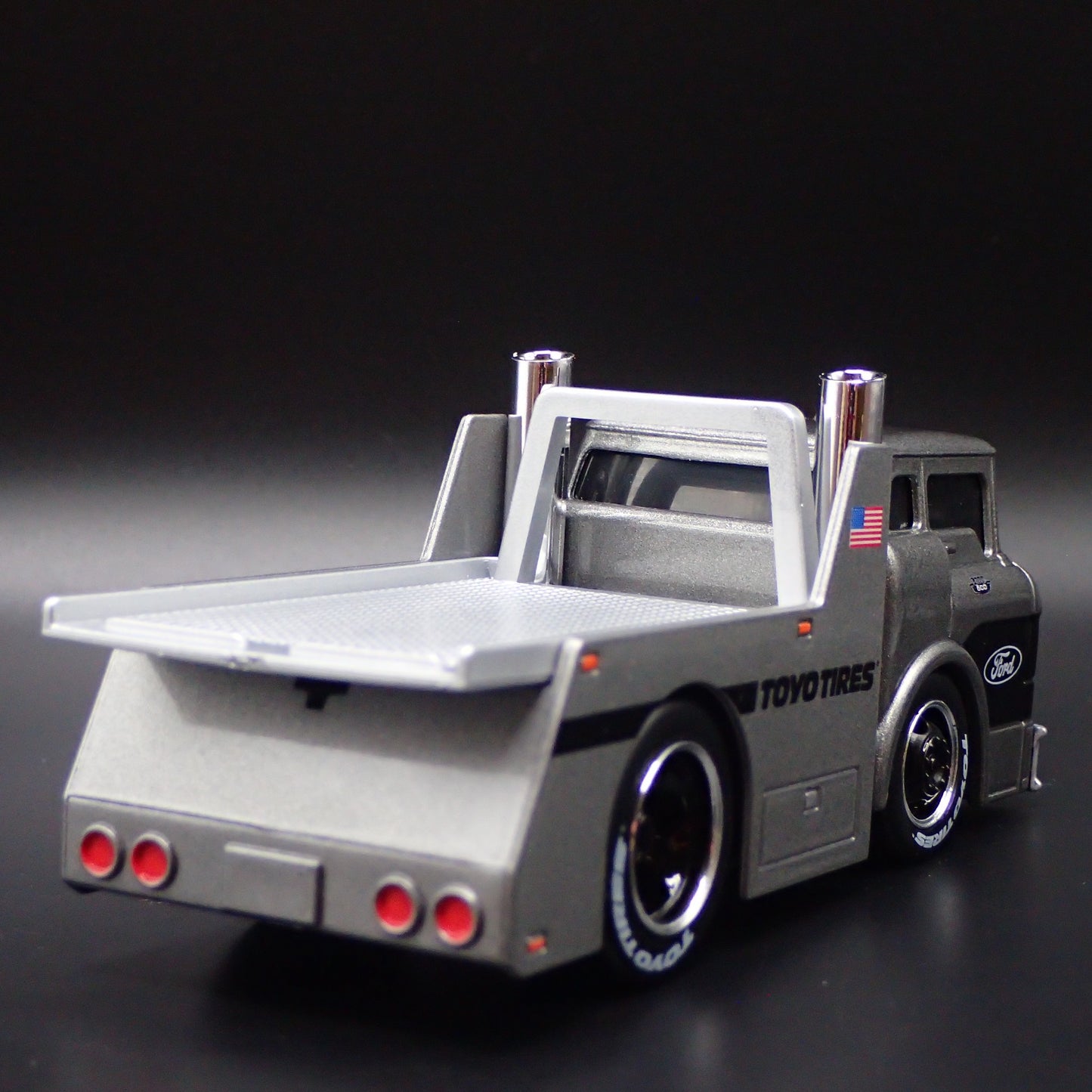 1966 66 FORD C600 FLATBED CAR HAULER GRAY 1:64 SCALE DIORAMA DIECAST MODEL CAR