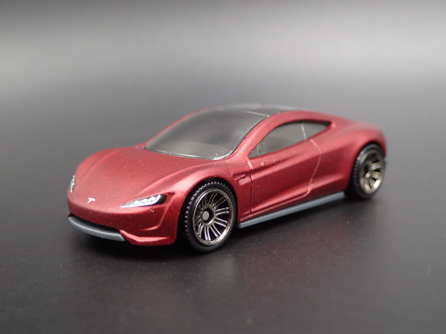 TESLA ROADSTER CONCEPT RED 1:64 SCALE COLLECTIBLE DIORAMA DIECAST MODEL CAR