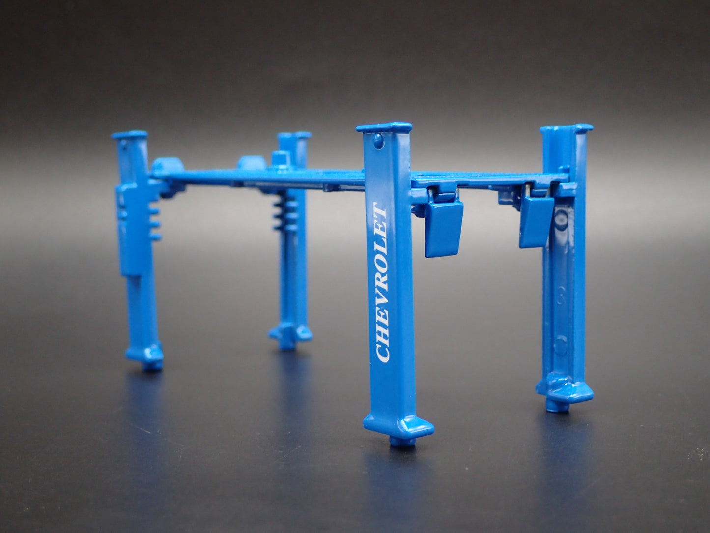 CHEVY 1:64 SCALE AUTO SHOP MECHANIC GARAGE 4 POST CAR LIFT DIORAMA MODEL DIECAST