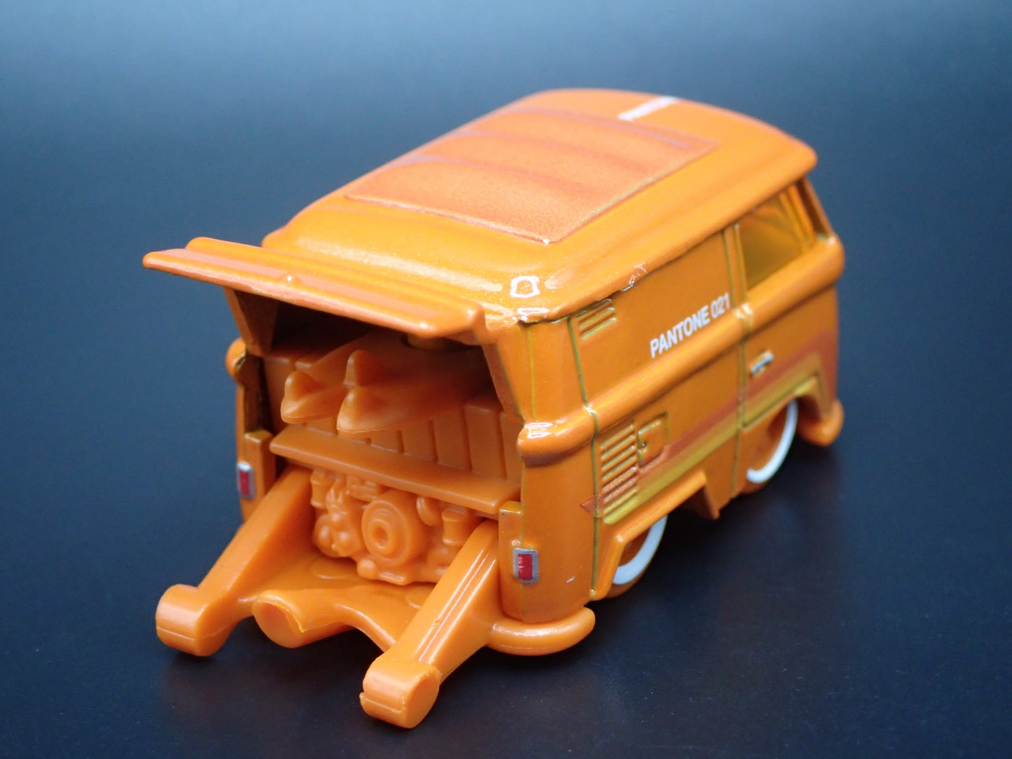 VW VOLKSWAGEN KOOL KOMBI MINI BUS VAN ORANGE 1:64 SCALE DIECAST MODEL CAR