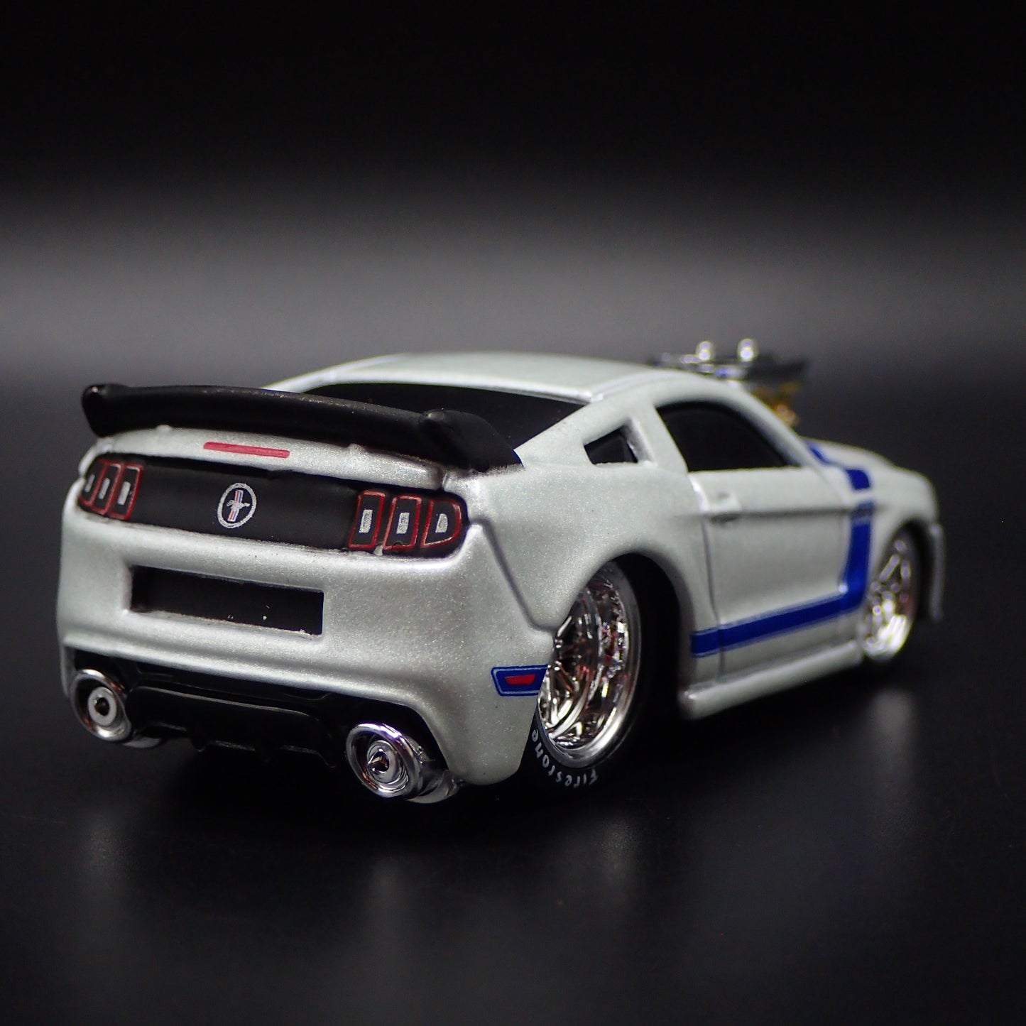2013 13 FORD MUSTANG BOSS 302 1/64 SCALE COLLECTIBLE DIORAMA DIECAST MODEL CAR