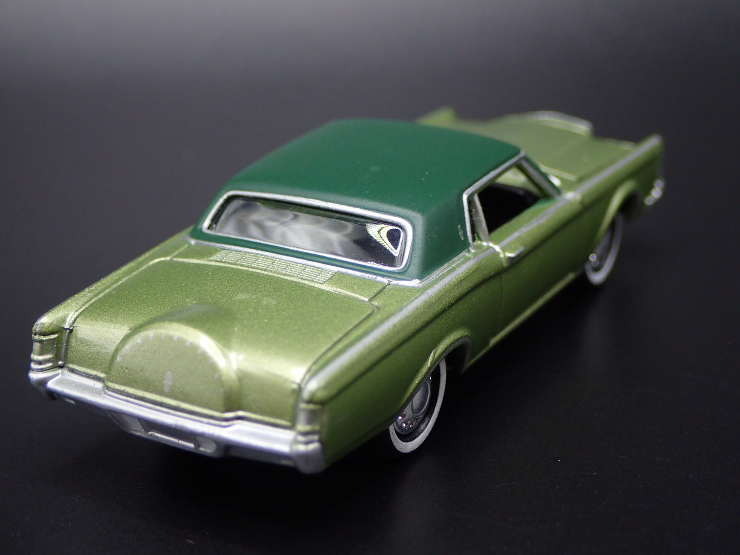 1969 69 LINCOLN CONTINENTAL MARK III GREEN 1:64 SCALE DIORAMA DIECAST MODEL CAR