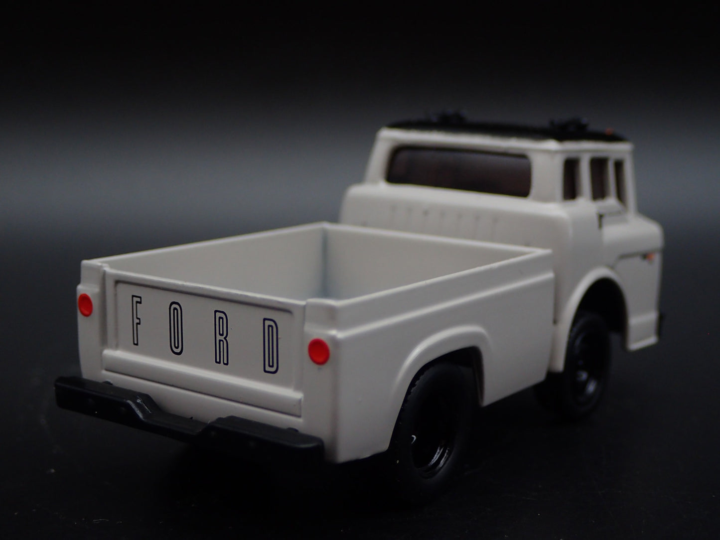 1970 70 FORD C600 COE TRUCK 1:64 SCALE COLLECTIBLE DIORAMA DIECAST MODEL CAR