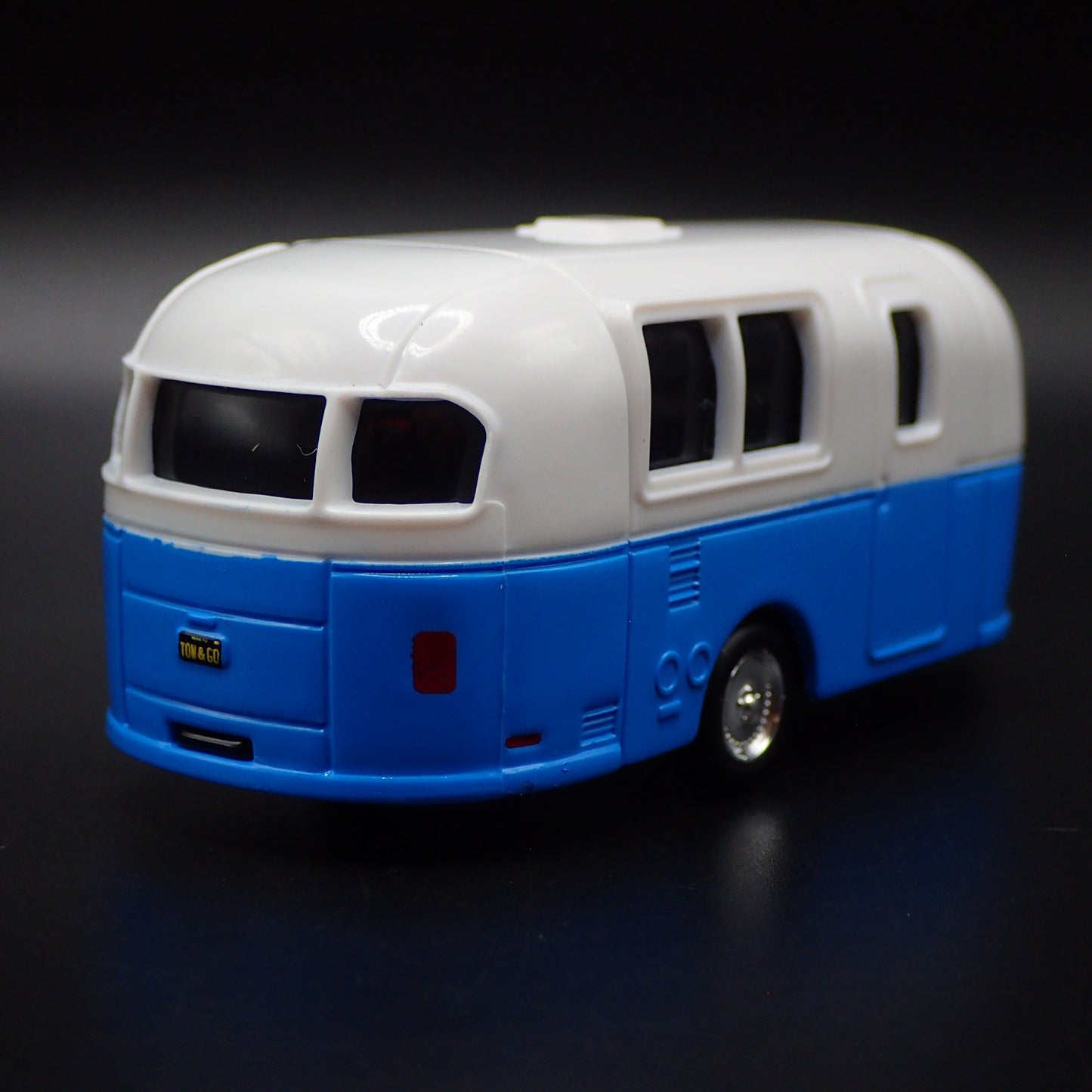 CAMPER TRAILER W HITCH RARE 1:64 SCALE COLLECTIBLE PLASTIC DIORAMA MODEL