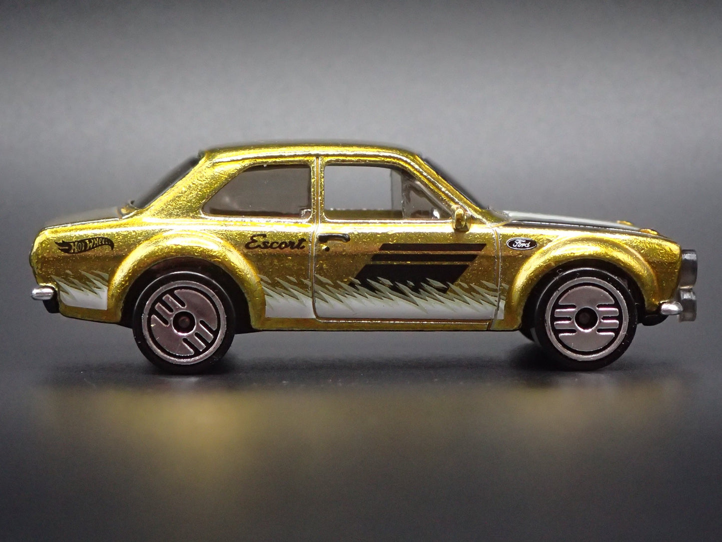 1970 70 FORD ESCORT RS1600 GOLD 1:64 SCALE COLLECTIBLE DIORAMA DIECAST MODEL CAR