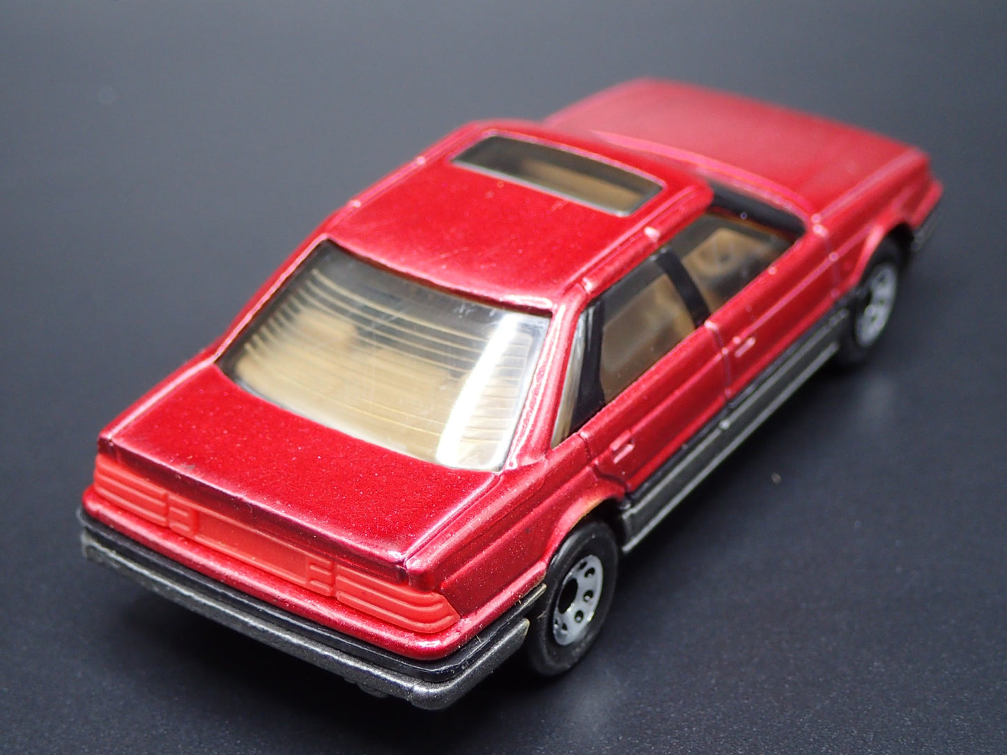 1987-1991 ROVER STERLING RED 1/64 SCALE COLLECTIBLE DIORAMA DIECAST MODEL CAR