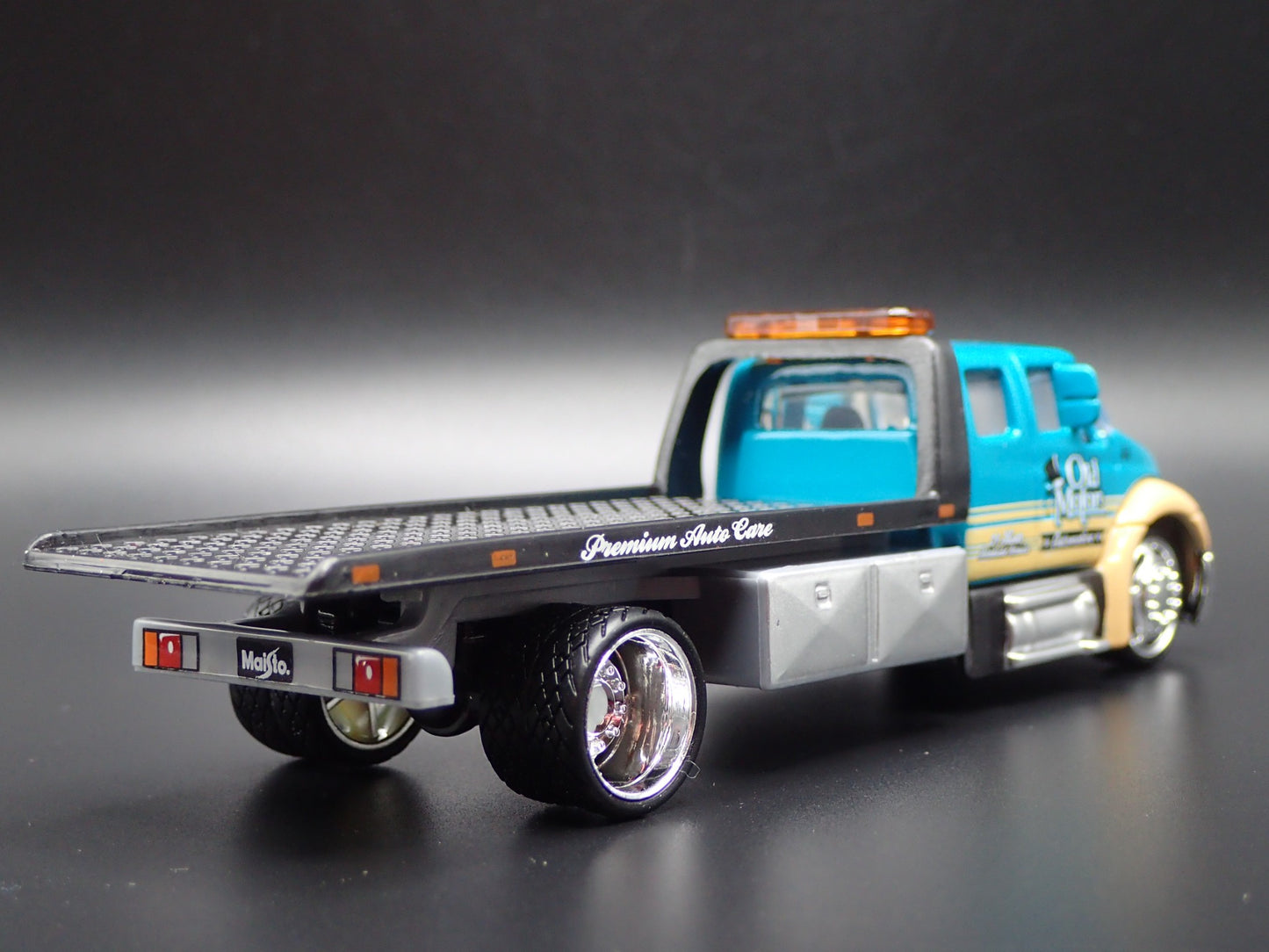 INTERNATIONAL DURASTAR FLATBED TOW TRUCK 1/64 SCALE DIORAMA DIECAST MODEL CAR