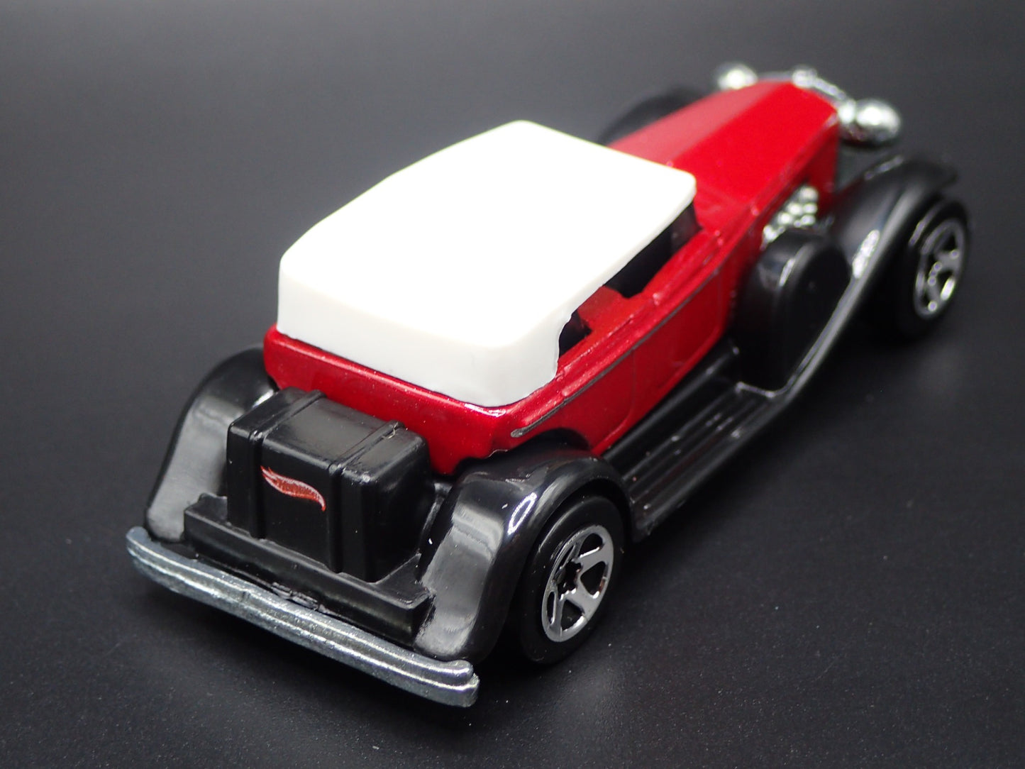 1928-1937 DUESENBERG MODEL J 1:64 SCALE COLLECTIBLE DIORAMA DIECAST MODEL CAR