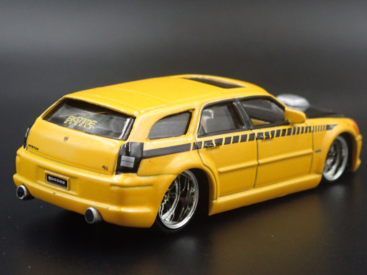 2005-2008 DODGE MAGNUM YELLOW 1:64 SCALE COLLECTIBLE DIORAMA DIECAST MODEL CAR