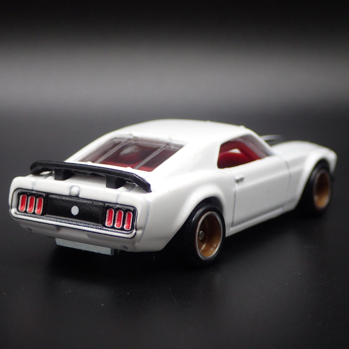 1969 69 FORD MUSTANG BOSS 302 WHITE 1:64 SCALE DIORAMA DISPLAY DIECAST MODEL CAR