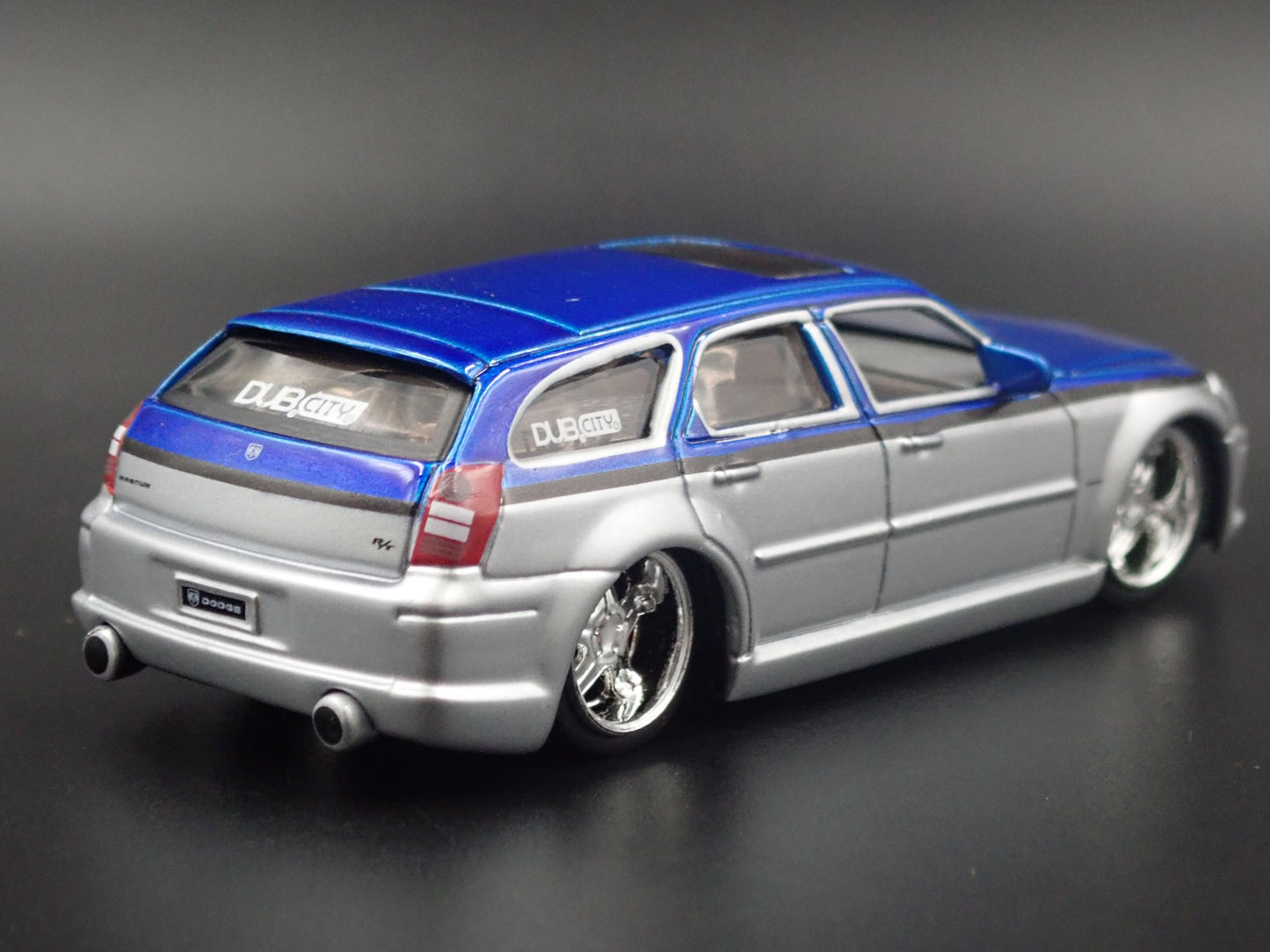 2005-2008 DODGE MAGNUM SILVER 1:64 SCALE COLLECTIBLE DIORAMA DIECAST MODEL CAR