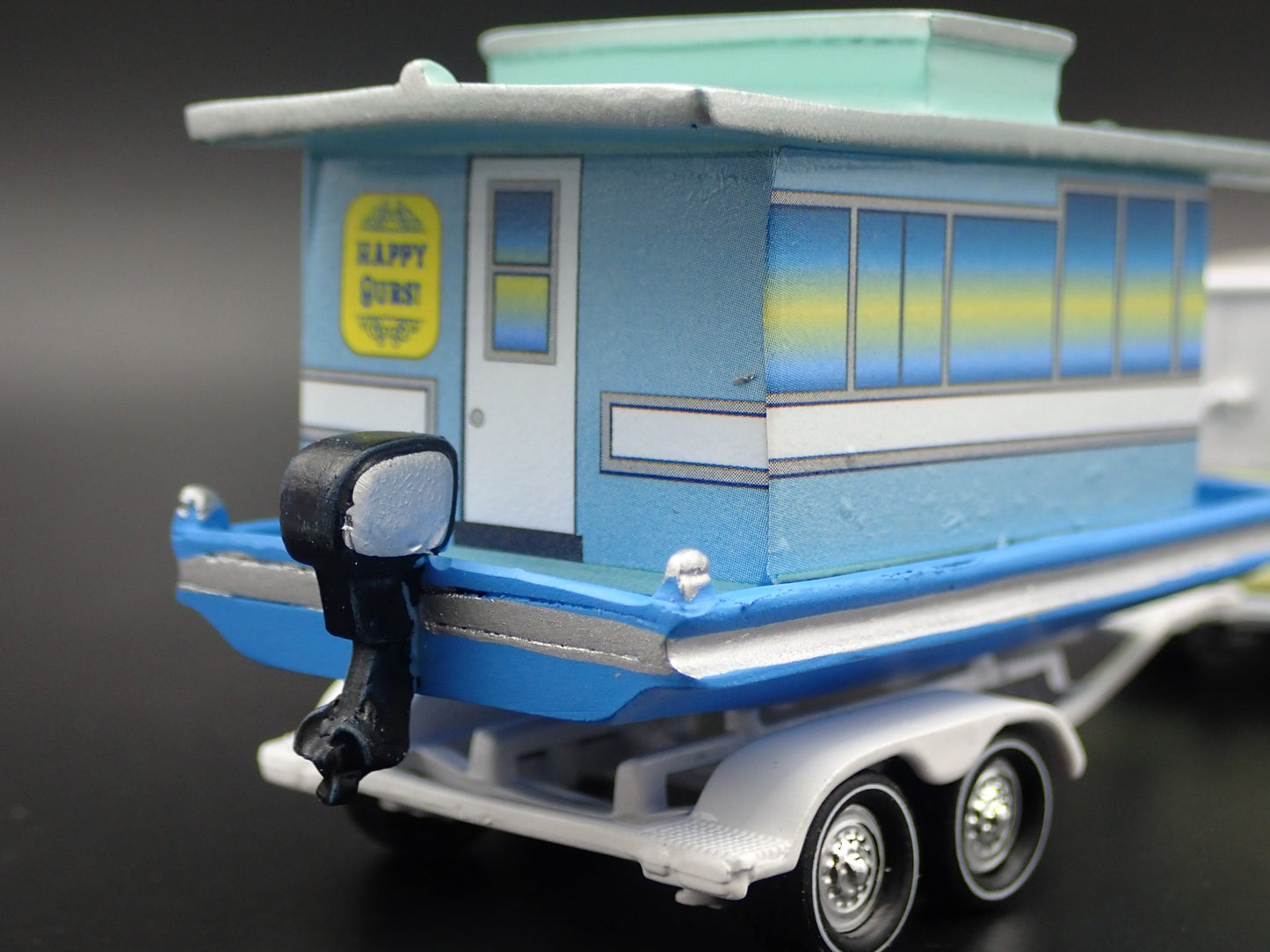 VINTAGE HOUSEBOAT ON TRAILER RARE 1/64 SCALE POLYRESIN DIORAMA PROP MODEL BOAT