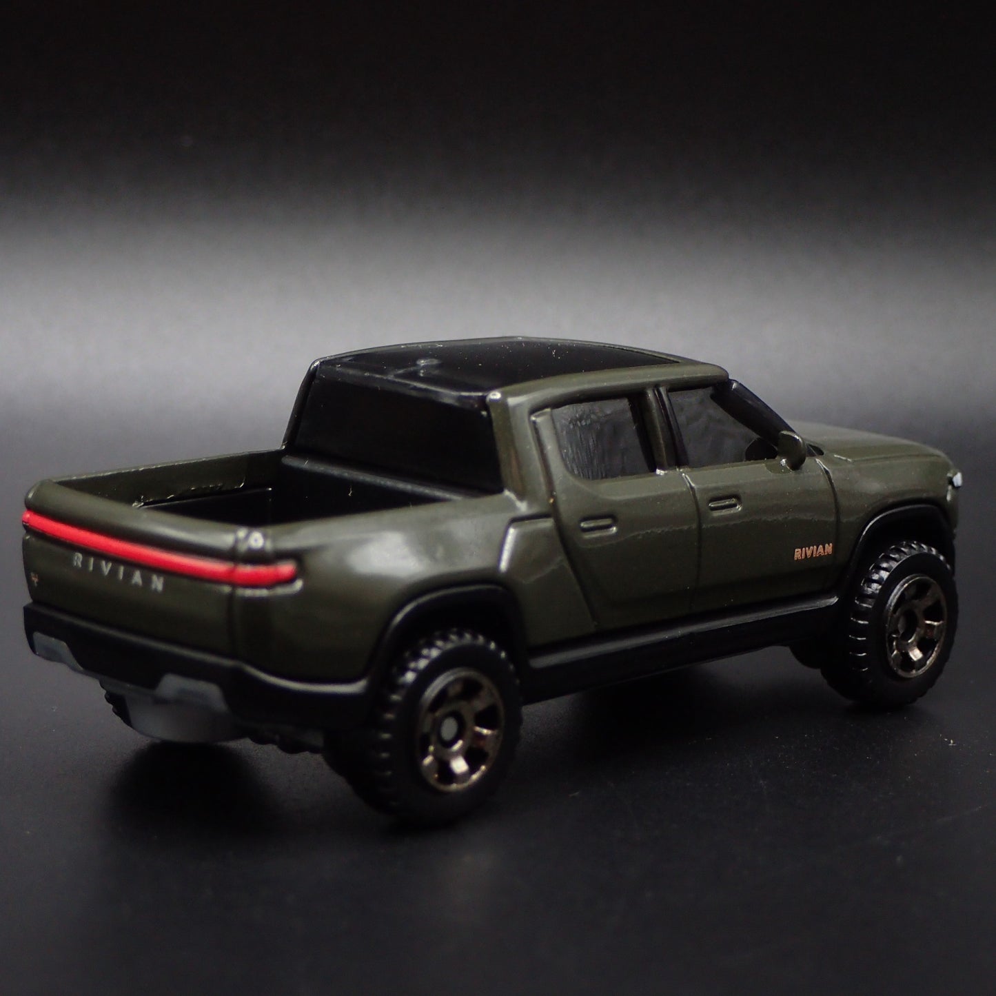 2022-2025 RIVIAN R1T ELECTRIC PICKUP TRUCK 1:64 SCALE DIORAMA DIECAST MODEL CAR