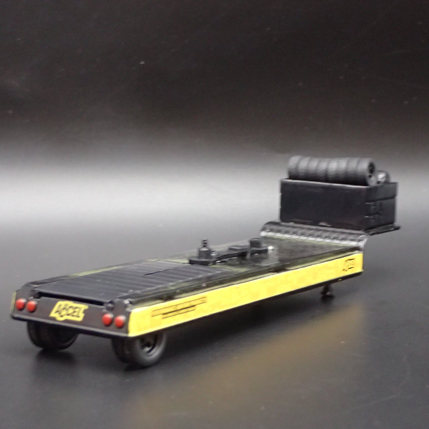 ACCEL FLAT BED TRAILER W/ LOADING RAMP 1:64 SCALE DIECAST DIORAMA MODEL CAR
