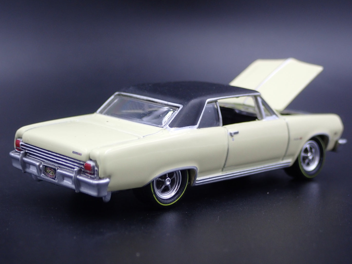 1965 65 CHEVY CHEVROLET CHEVELLE Z16 CREAM 1:64 SCALE DIORAMA DIECAST MODEL CAR