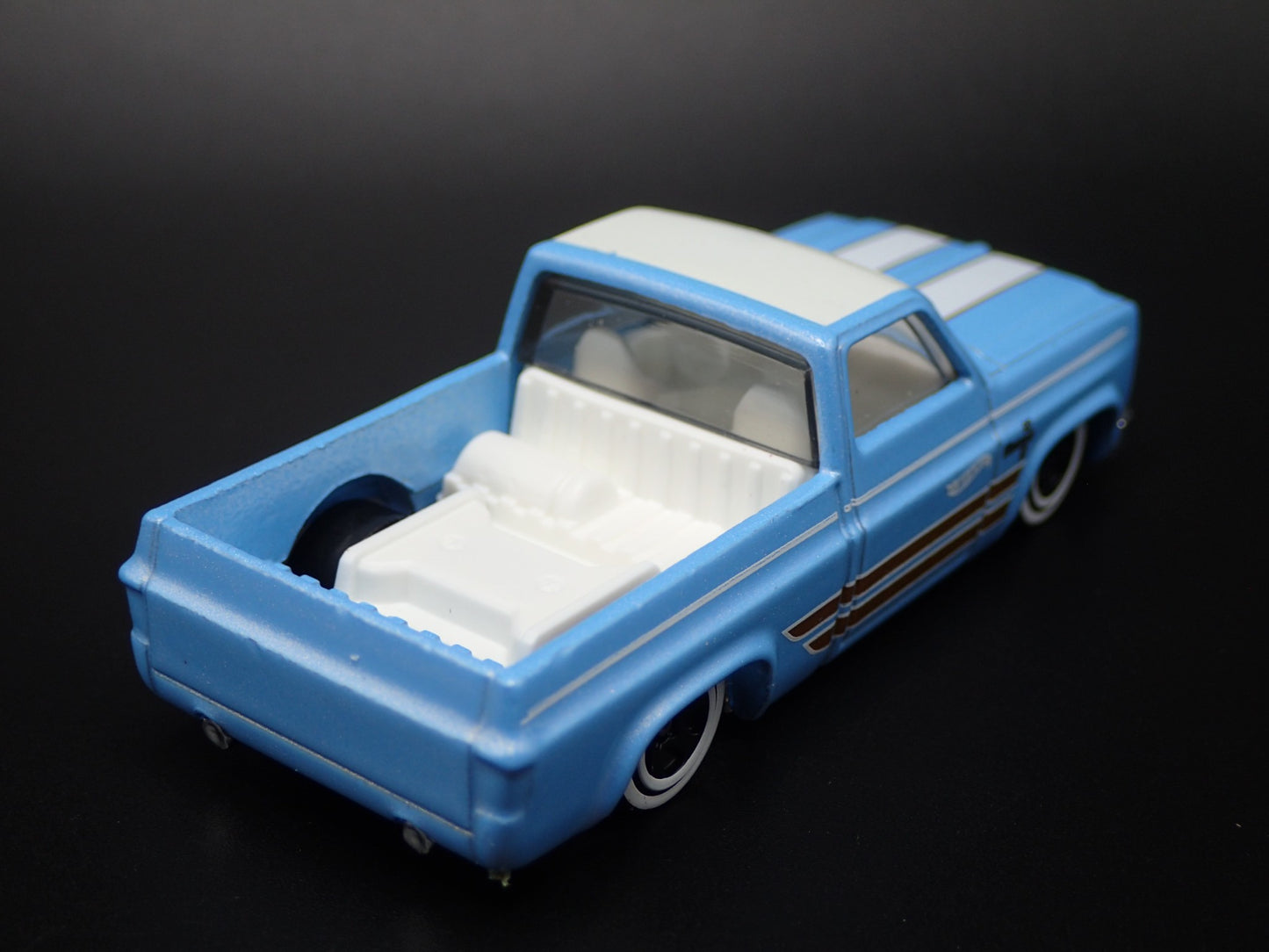 1983 83 CHEVY CHEVROLET SILVERADO SQUARE BODY TRUCK 1/64 SCALE DIECAST MODEL CAR