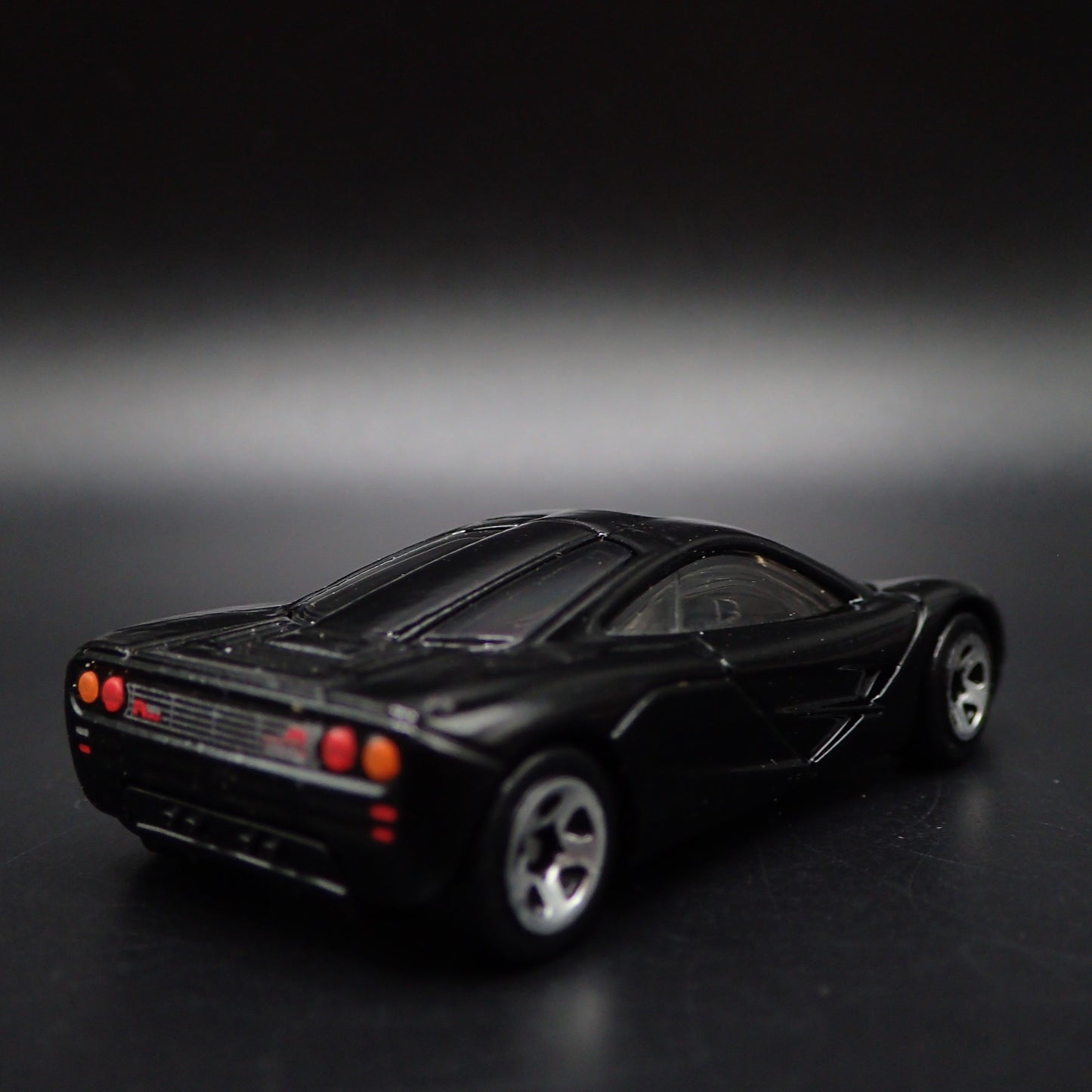 1992-1998 MCLAREN F1 SUPER CAR 1:64 SCALE COLLECTIBLE DIORAMA DIECAST MODEL CAR