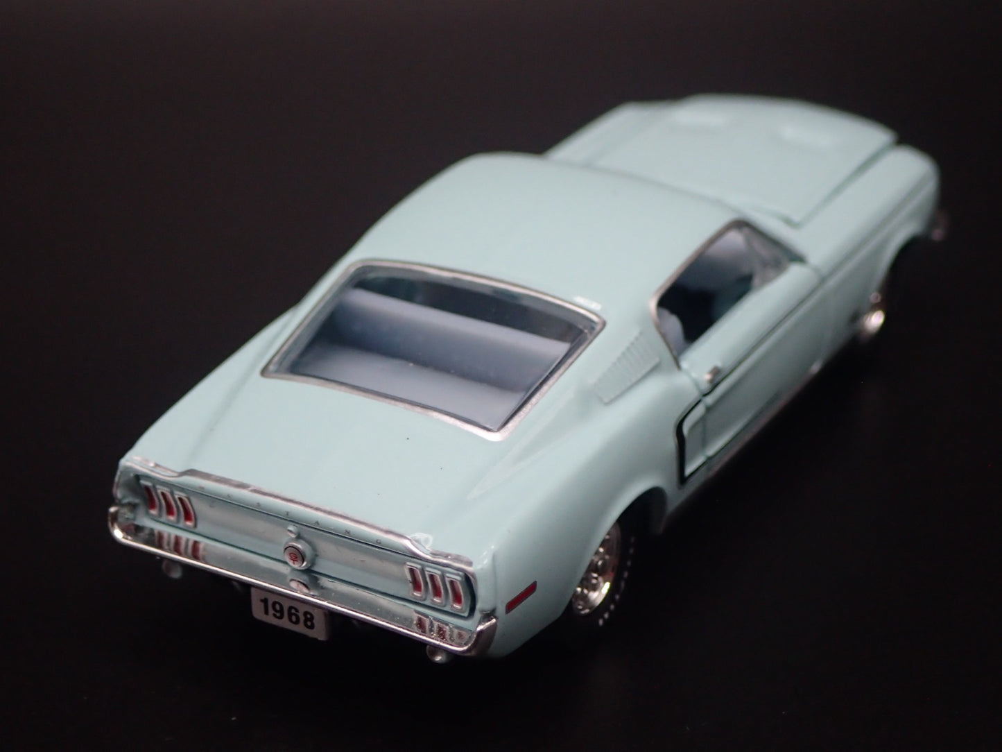 1968 68 FORD MUSTANG GT 390 FASTBACK BLUE 1:64 SCALE DIORAMA DIECAST MODEL CAR