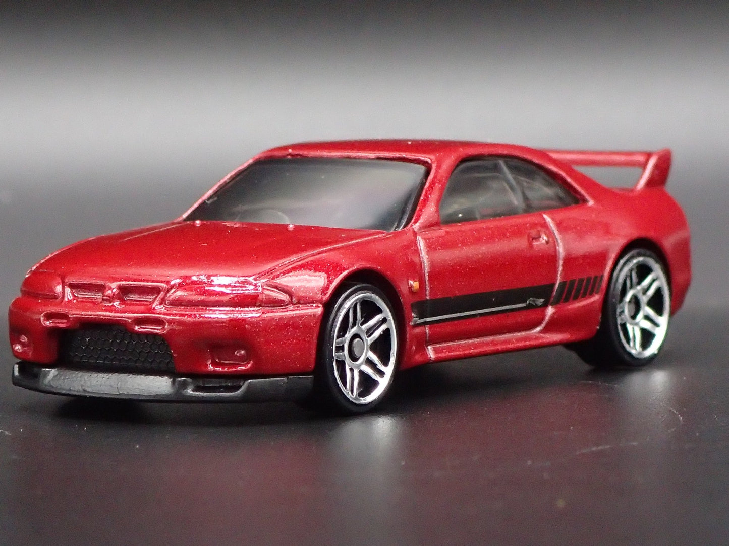 1993-1998 NISSAN SKYLINE GTR R33 RED 1:64 SCALE COLLECTIBLE DIECAST MODEL CAR