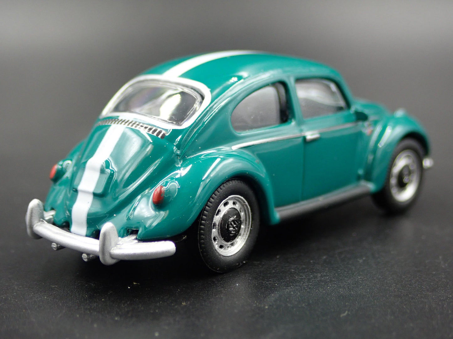 1960-1967 VW VOLKSWAGEN BEETLE BUG GREEN 1:64 SCALE DIORAMA DIECAST MODEL CAR