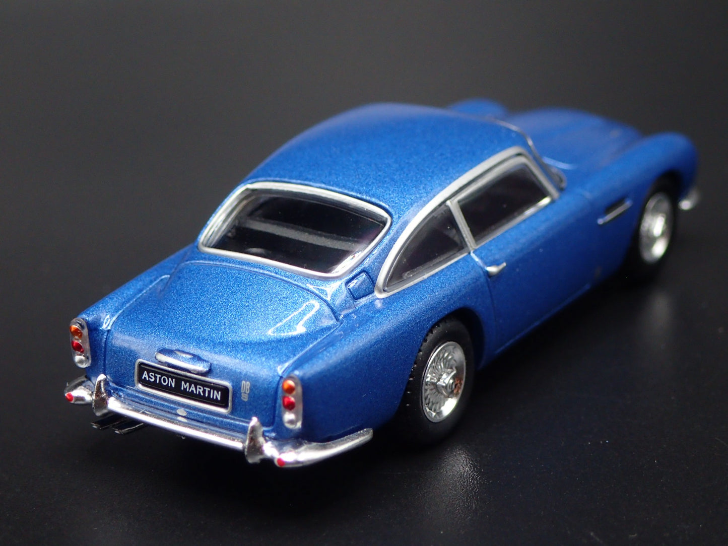 1963-1965 ASTON MARTIN DB5 BLUE 1/64 SCALE COLLECTIBLE DIORAMA DIECAST MODEL CAR