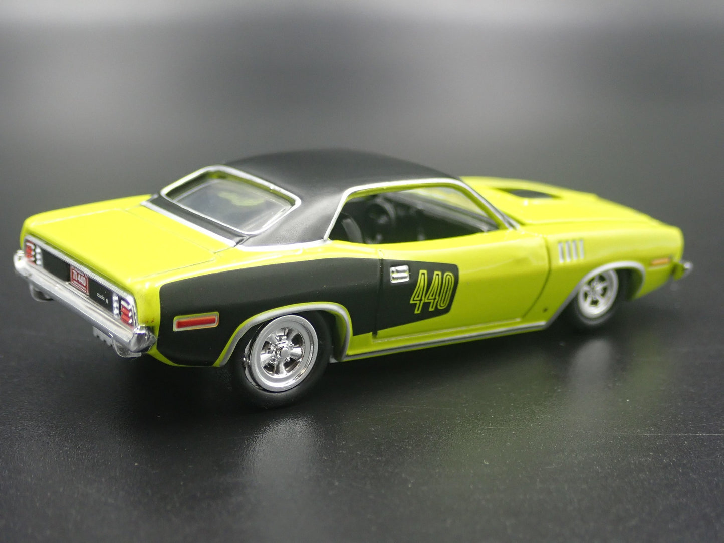 1971 71 PLYMOUTH CUDA 440 GREEN 1:64 SCALE COLLECTIBLE DIORAMA DIECAST MODEL CAR