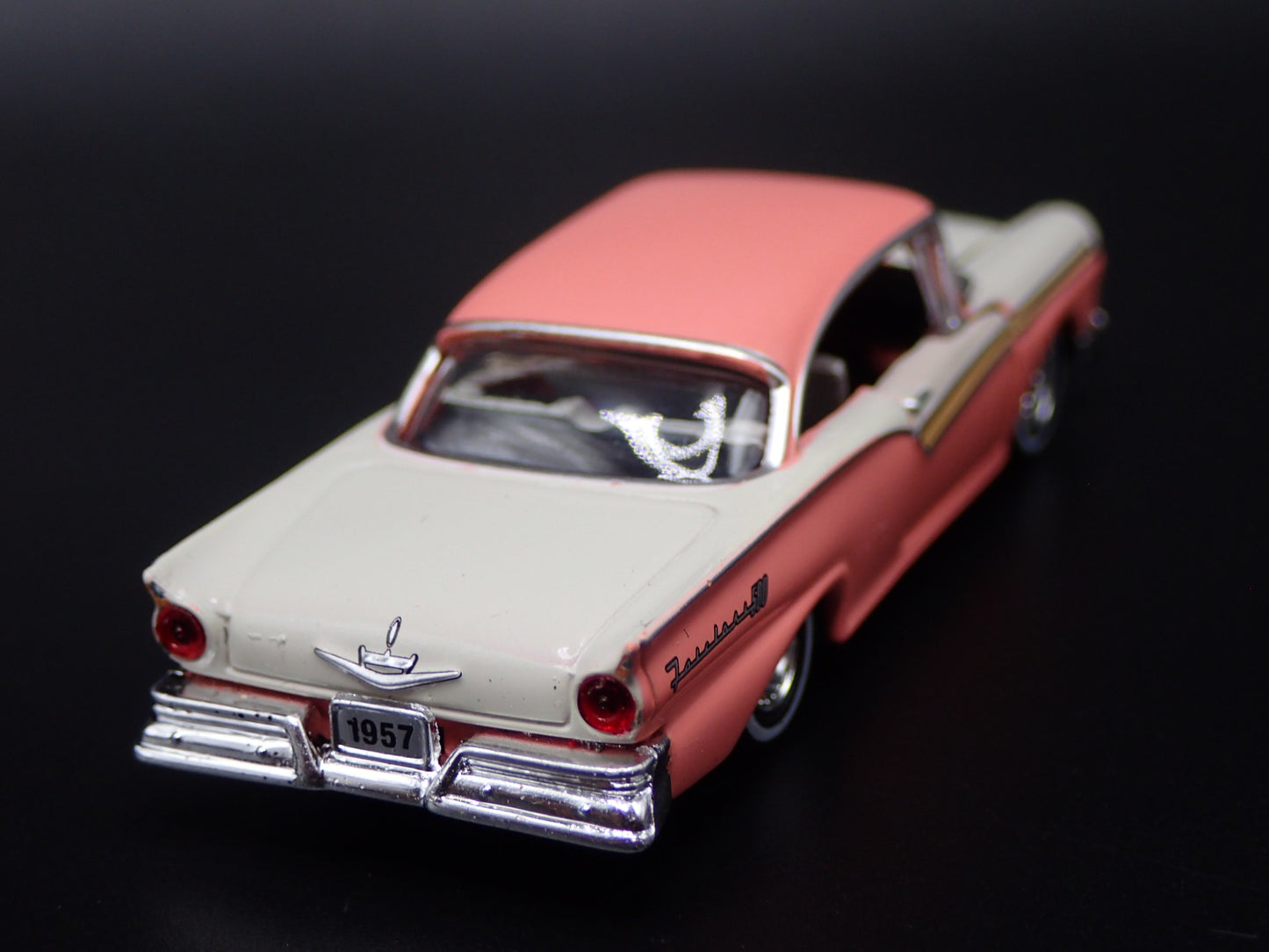 1957 57 FORD FAIRLANE 500 PINK 1:64 SCALE COLLECTIBLE DIORAMA DIECAST MODEL CAR