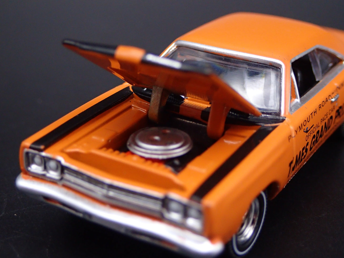 1969 PLYMOUTH ROAD RUNNER 1968 LA TIMES GRAND PRIX 1:64 SCALE DIECAST MODEL CAR