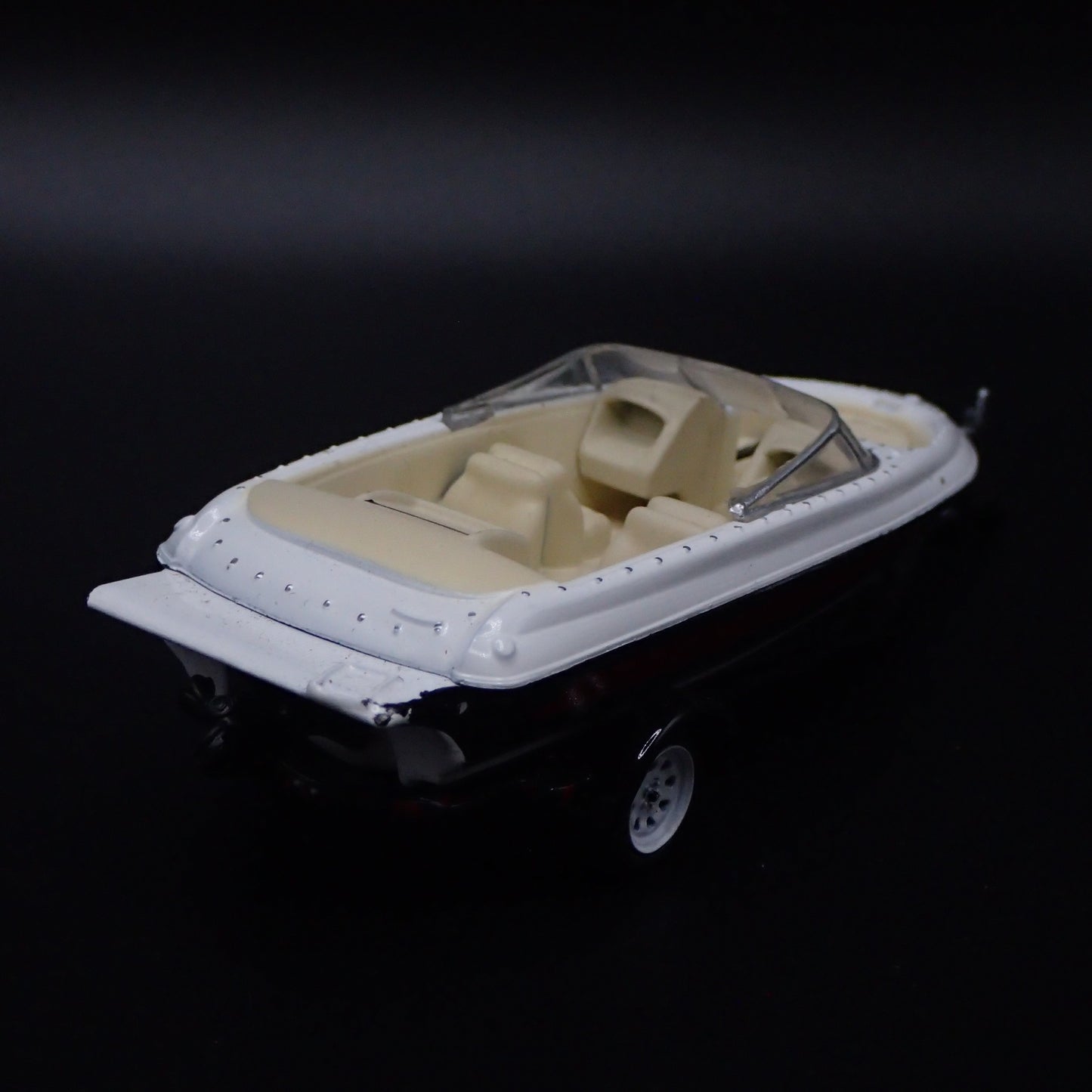 SPEEDBOAT w/ COVER ON TRAILER 1:64 SCALE DIORAMA COLLECTIBLE DIECAST MODEL BOAT