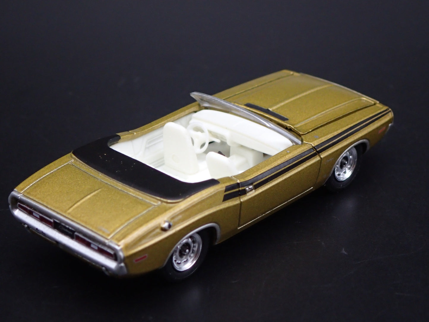 1971 71 DODGE CHALLENGER CONVERTIBLE 340 1/64 SCALE DIORAMA DIECAST MODEL CAR