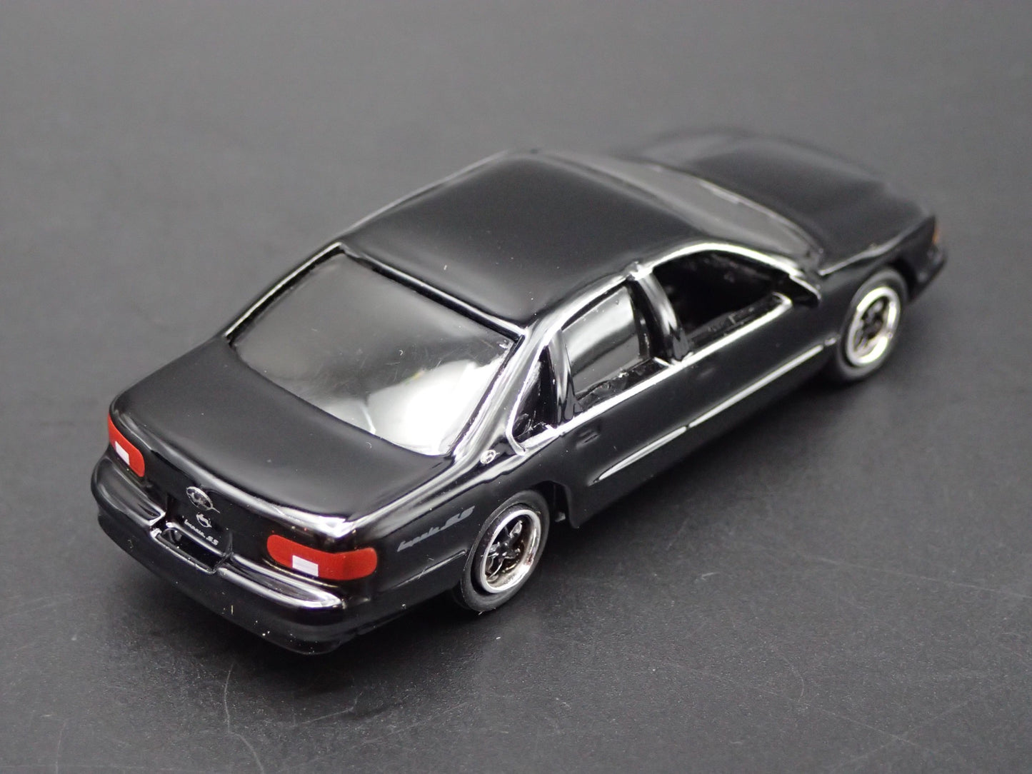 1994-1996 CHEVY CHEVROLET IMPALA SS BLACK 1:64 SCALE DIORAMA DIECAST MODEL CAR