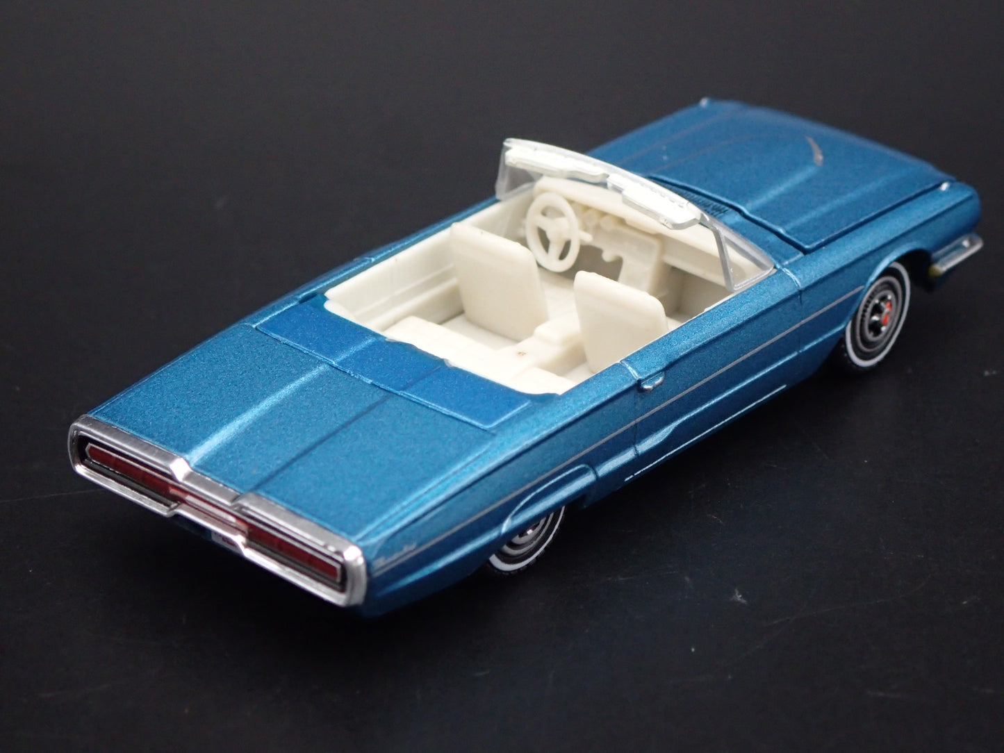 1966 66 FORD THUNDERBIRD TBIRD CONVERTIBLE 1:64 SCALE DIORAMA DIECAST MODEL CAR