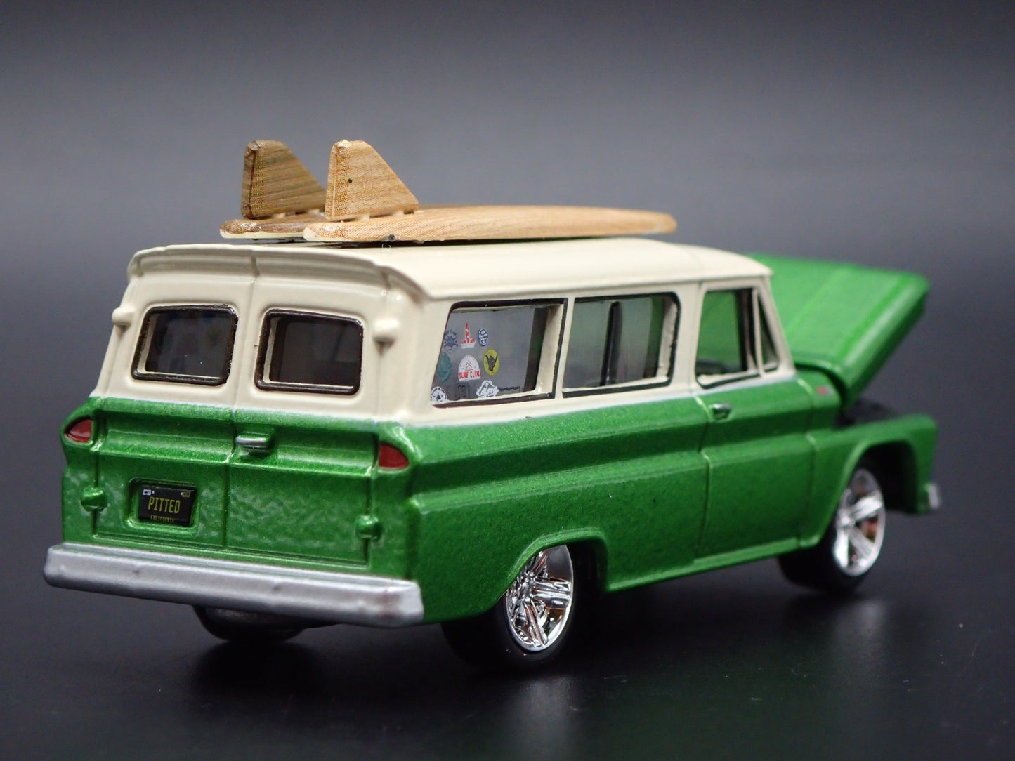 1965 65 CHEVY CHEVROLET SUBURBAN SURFBOARD 1:64 SCALE DIORAMA DIECAST MODEL CAR