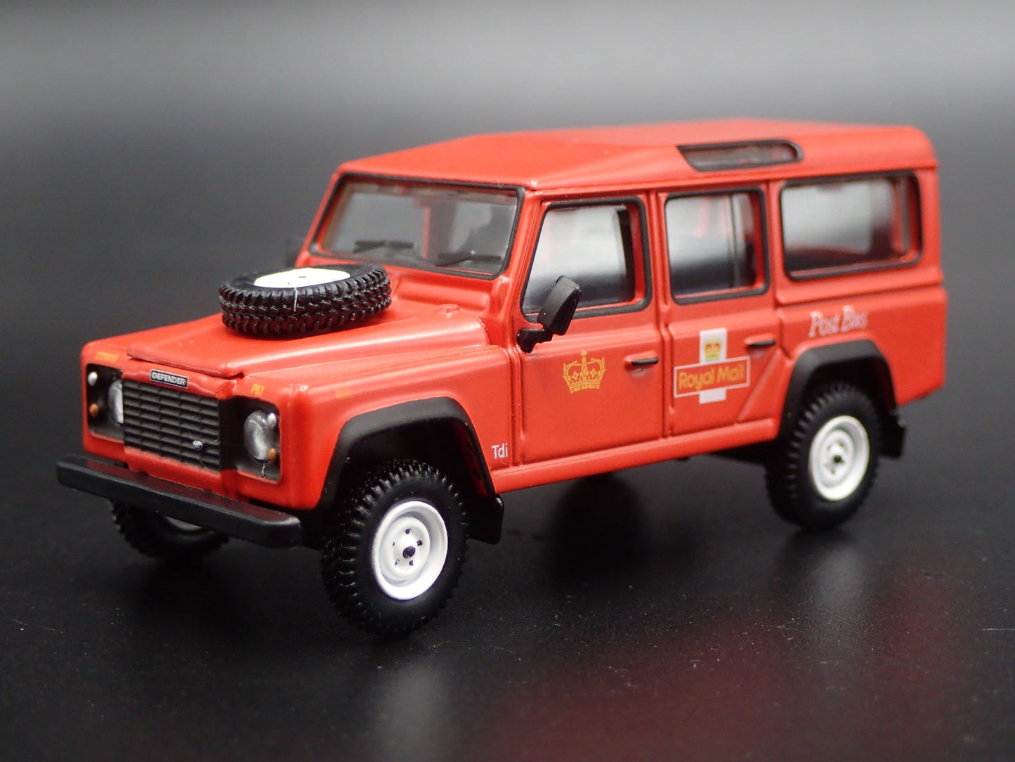 LAND ROVER DEFENDER 110 ROYAL MAIL POST BUS 1/64 SCALE DIORAMA DIECAST MODEL CAR